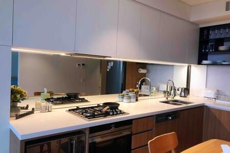 Cozy & Convenient 1Bdr Aparment + FREE Parking - Sydney 4u 1