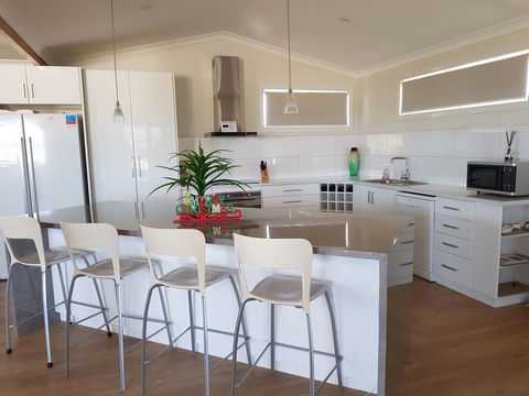 Cozzys Condo Luxury Beach House - Accommodation Sydney 3