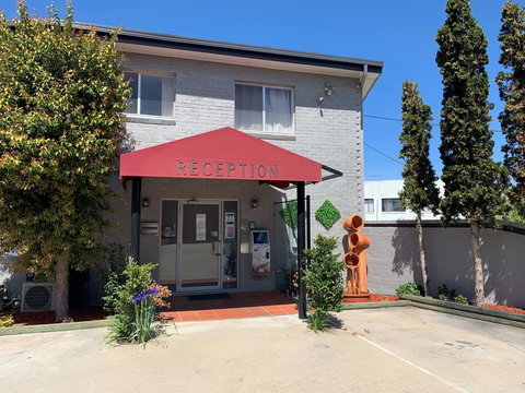 Crest Motor Inn - Accommodation Sydney 0