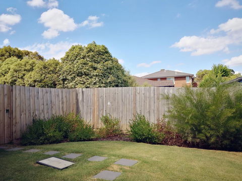 Delicate And Peaceful Bundoora Townhouse 20-R3 - Accommodation Sydney 1