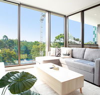 Designer Apartment with Balcony in Quiet Suburb - Sydney 4u