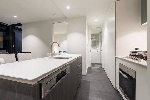 EQ Tower Luxury 2 Bedroom Skyline CBD Apartment - Sydney 4u 3
