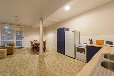 Exmouth Villas Unit 35 - 2 Bedroom Self-Contained Unit At The Heart Of Town - Sydney 4u 2