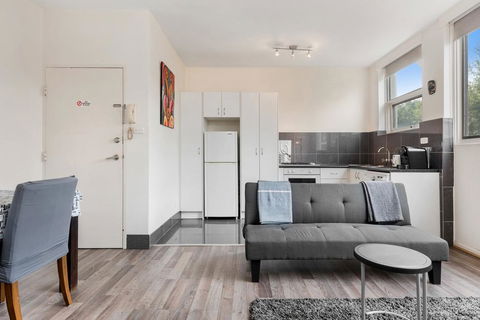 Explore Melbourne From A Convenient South Yarra Pad - Sydney 4u 3