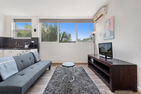Explore Melbourne From A Convenient South Yarra Pad - Sydney 4u 0