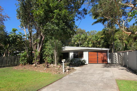 FABULOUS HOLIDAY HIDEAWAY - COOLUM BEACH - Accommodation Sydney 2