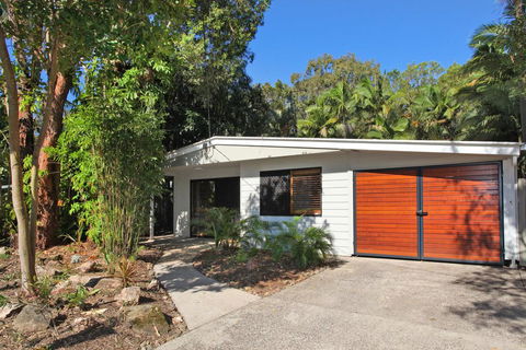 FABULOUS HOLIDAY HIDEAWAY - COOLUM BEACH - Accommodation Sydney 3