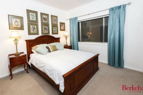 Flat In Heart Of Griffith - Sydney 4u 3