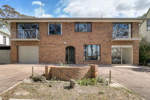 Four Seasons - Accommodation Sydney 0