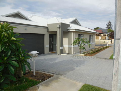 Frangipani Villa Innaloo - Accommodation Sydney 2
