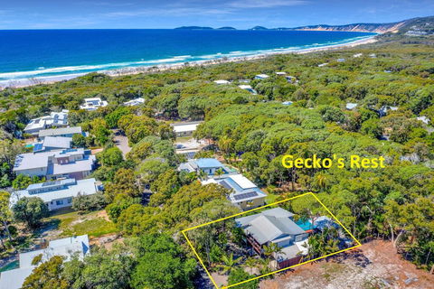 Gecko's Rest - Rainbow Shores, Executive Beach House, Pet Friendly, Pool, Wi-fi - Sydney 4u 1