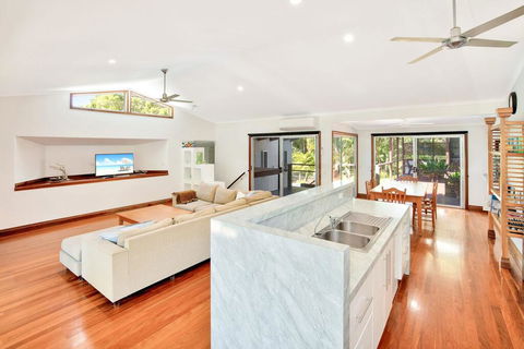 Gecko's Rest - Rainbow Shores, Executive Beach House, Pet Friendly, Pool, Wi-fi - Sydney 4u 3