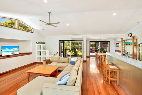 Gecko's Rest - Rainbow Shores, Executive Beach House, Pet Friendly, Pool, Wi-fi - Sydney 4u 2