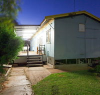 Getaway Villas Unit 3 - 3 Bedroom Self-Contained Villa with a Deck - Sydney 4u