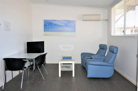 Getaway Villas Unit 38-2 - 1 Bedroom Self-Contained Accommodation - Sydney 4u 2
