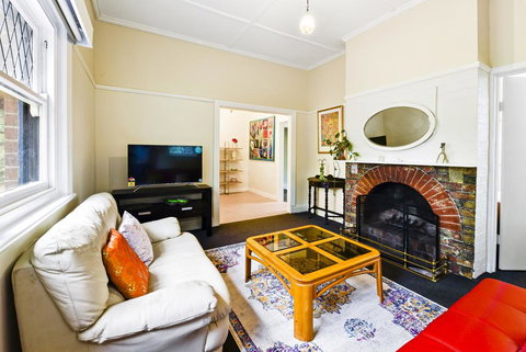 GlenIris Beautiful 6BedderFamily House+2Bath+Pool - Accommodation Sydney 2