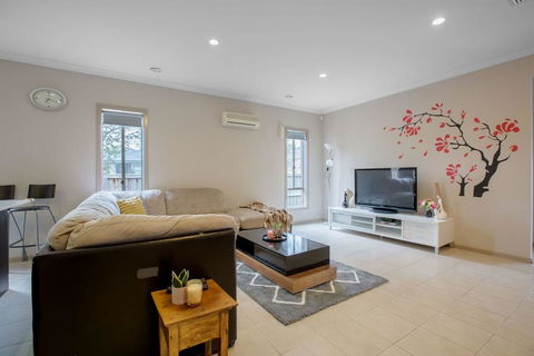 Gorgeous 4BR Home In Point Cook - Accommodation Sydney 0