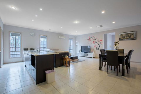 Gorgeous 4BR Home In Point Cook - Accommodation Sydney 3