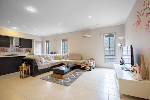 Gorgeous 4BR Home In Point Cook - Accommodation Sydney 1