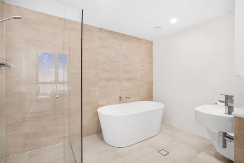 Grand Beach Views In 2-Bed Apartment With Balcony - Sydney 4u 2