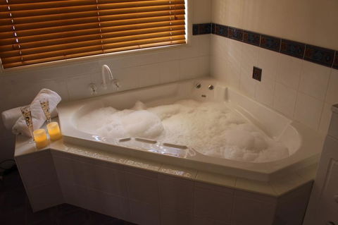Granite Gardens Cottages & Lake Retreat - Sydney 4u 2