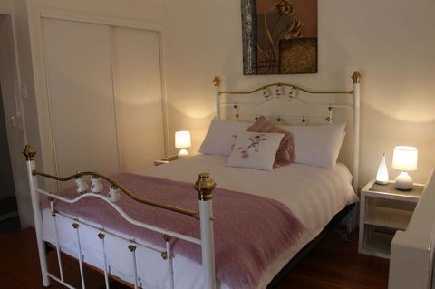 Granite Gardens Cottages & Lake Retreat - Sydney 4u 1