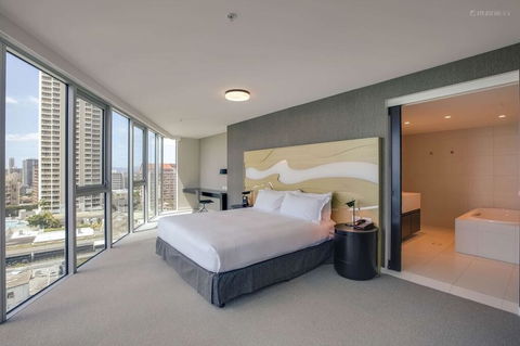 H Ocean View In Surfers Paradise - Accommodation Sydney 2