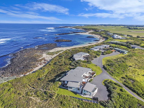 HEARN'S BEACHSIDE VILLA 3 - Sydney 4u 1