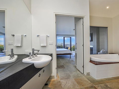 HEARN'S BEACHSIDE VILLA 4 - Sydney 4u 1