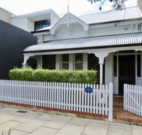 Heritage Luxury 3BR Cottage on Halifax - Accommodation Sydney