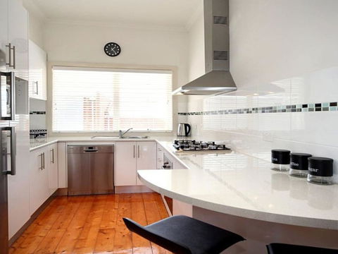 Hidden Gem In Cafe Strip! Chadstone + King Bed - Sydney 4u 1