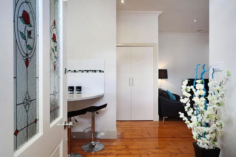 Hidden Gem In Cafe Strip! Chadstone + King Bed - Sydney 4u 2