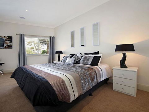 Hidden Gem In Cafe Strip! Chadstone + King Bed - Sydney 4u 3