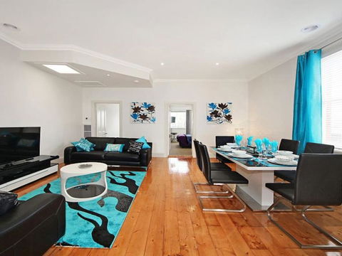 Hidden Gem In Cafe Strip! Chadstone + King Bed - Sydney 4u 0