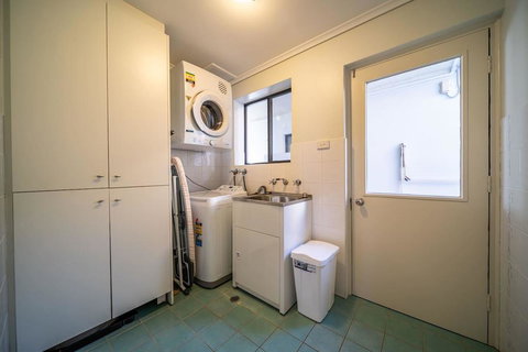 Higher Ground On Seaview-Superb Beach Lifestyle - Wifi - Metres From The Beach - Sydney Resort 3