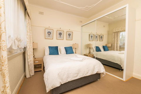Hillside Cottage  Comfy, Spacious, Walk To CBD & Stannies - Sydney 4u 3