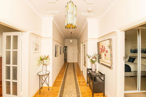 Hillside Cottage  Comfy, Spacious, Walk To CBD & Stannies - Sydney 4u 0