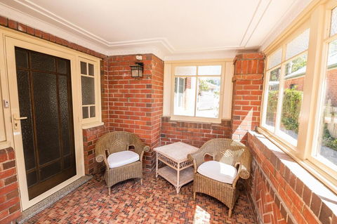 Hillside Cottage  Comfy, Spacious, Walk To CBD & Stannies - Sydney 4u 2