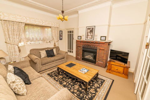 Hillside Cottage  Comfy, Spacious, Walk To CBD & Stannies - Sydney 4u 1