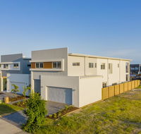 HomePlus -Fabulous Waterfront Dream Holiday House - Sydney 4u