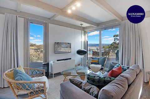 JINDY HOUSE BRAND NEW And STYLISH AMAZING VIEWS - Sydney 4u 0
