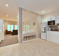 King I - you can honestly walk to Bimbadgen and Hope Estate concerts - Accommodation Sydney