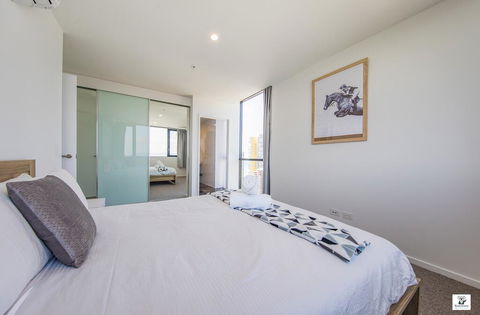 KOZYGURU BROADBEACH AMAZING VIEW 2 BED APT + FREE PARKING WALK TO BEACH QBR004 - Accommodation Sydney 2