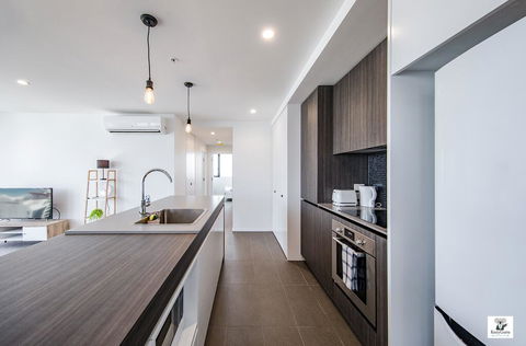 KOZYGURU BROADBEACH AMAZING VIEW 2 BED APT + FREE PARKING WALK TO BEACH QBR004 - Accommodation Sydney 3