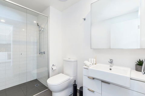 KOZYGURU FORTITUDE VALLEY AMAZING VIEW 2BED APT + FREE PARKING QFV010 - Accommodation Sydney 1