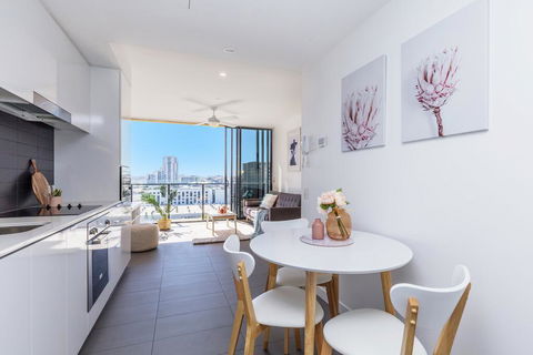 KOZYGURU FORTITUDE VALLEY AMAZING VIEW 2BED APT + FREE PARKING QFV010 - Accommodation Sydney 2