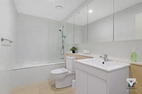 KOZYGURU WOLLI CREEK KOZY 3 BED APT + FREE PARKING NWC009 - Accommodation Sydney 1