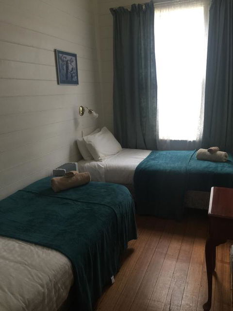 Lake Leake Inn - Sydney 4u 2