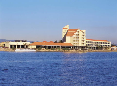 Lakes Hotel - Accommodation Sydney 0