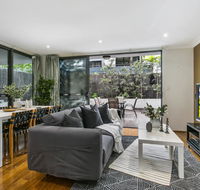 Large unit amid inner-city greenery close to CBD - Accommodation Sydney